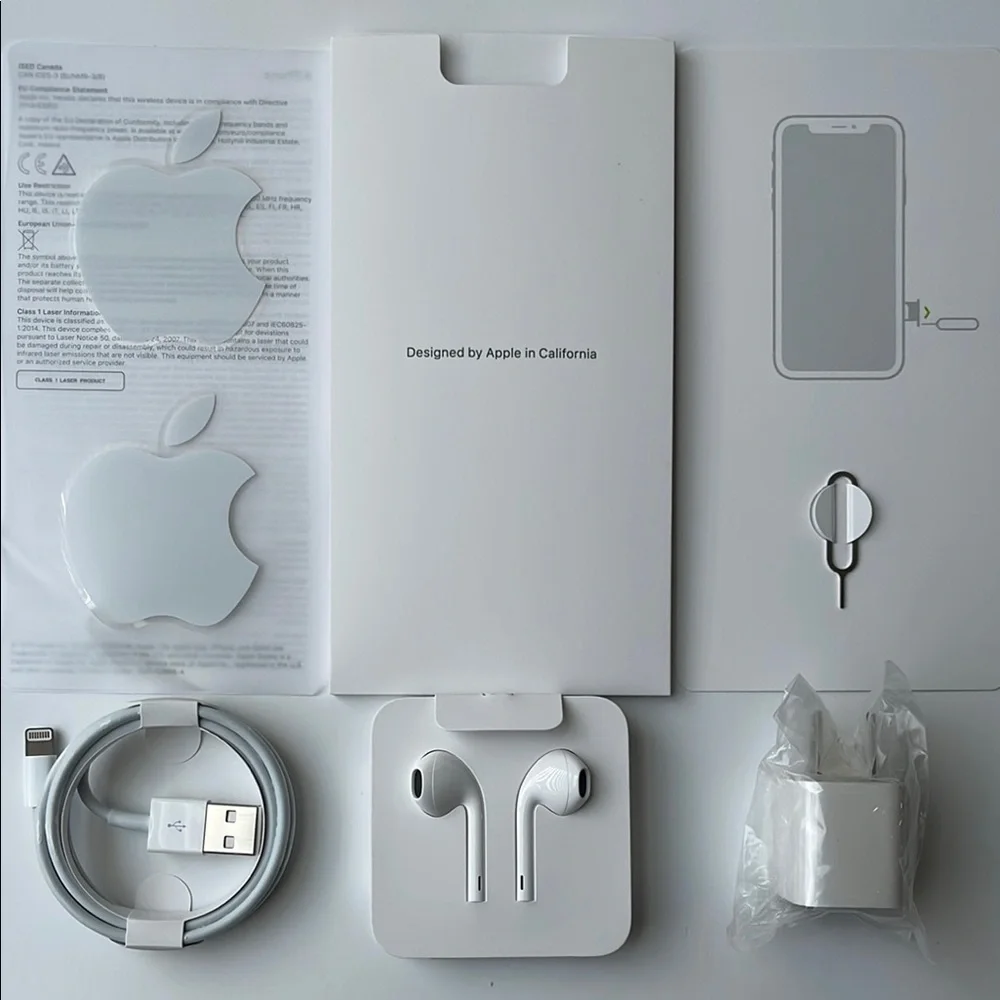 Apple White EarPhones with Lightning Cable